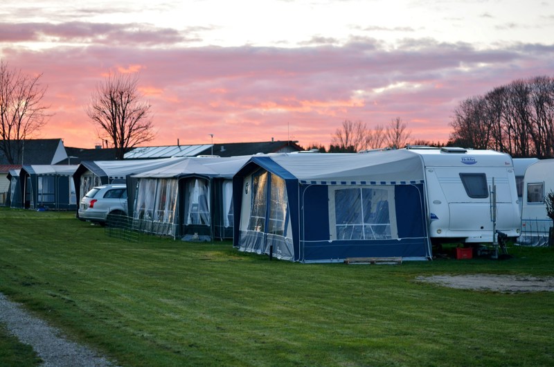 Campingplads i solnedgang
