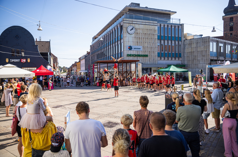 Billede fra bybilledet ved tidligere afvikling af Foreningernes Dag, med teksten "Vis din forening frem"