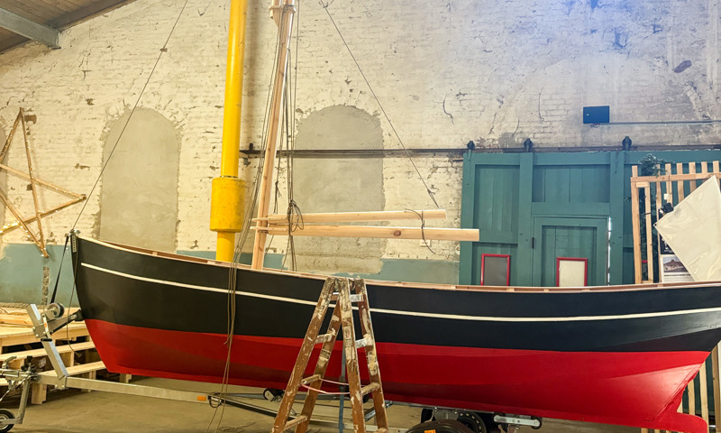 Her ses det færdige resultat: En mini-model af Skonnerten Johanne. Skibsmodellen er blevet bygget i Markedshallen på havnen i Nykøbing Falster. Foto: Guldborgsund Kommune