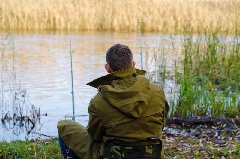 Lystfisker er ude med snøren