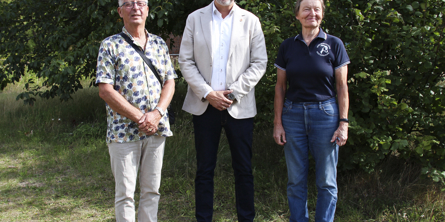 Her ses Kim Giedo (tv.), medlem af Ældresagens koordinationsudvalg, Johannes Kristensen, formand for Sundheds- & Omsorgsudvalget i Guldborgsund Kommune og Susanne Fønsskov, medlem af Ældresagens koordinationsudvalg. Foto: Guldborgsund Kommune