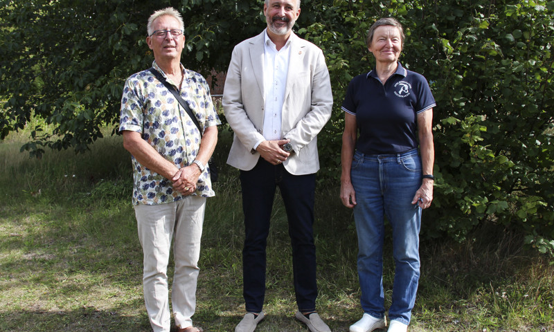 Her ses Kim Giedo (tv.), medlem af Ældresagens koordinationsudvalg, Johannes Kristensen, formand for Sundheds- & Omsorgsudvalget i Guldborgsund Kommune og Susanne Fønsskov, medlem af Ældresagens koordinationsudvalg. Foto: Guldborgsund Kommune